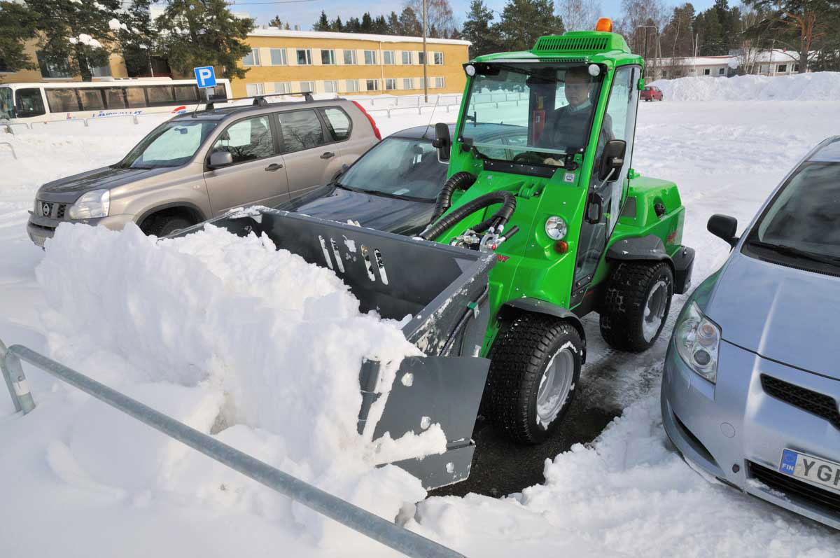 Купить снегоуборочный трактор. Минитрактор Авант 635 снегоуборщик. Минитрактор Бобкэт для уборки снега. Минитрактор Снегг для уборки снега. Трактор Авант 528 для уборки снега.